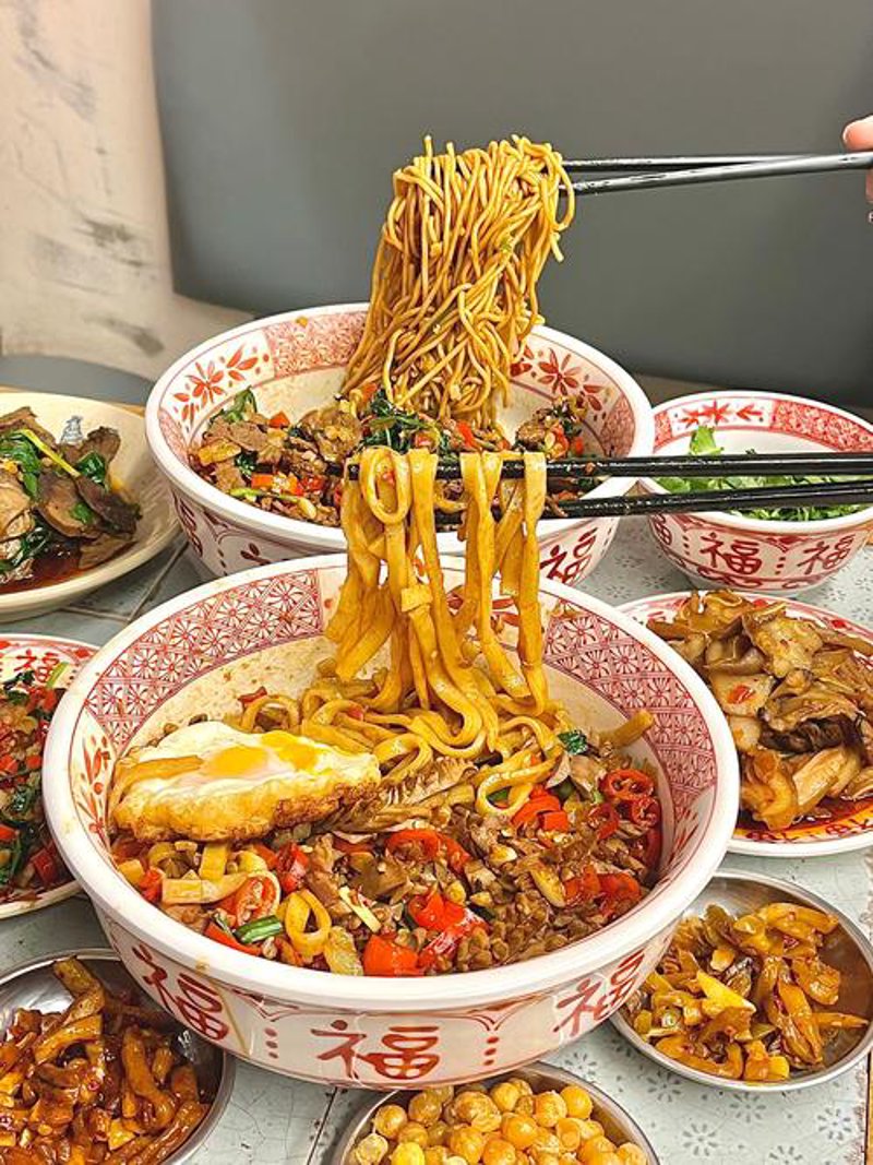 长沙粉面馆：一碗汤的温暖与智慧